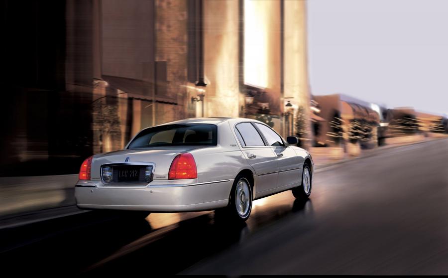  Lincoln Town Car 2003 года  (фото 35 из 68)